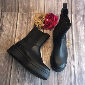 STEVE MADDEN Clarisa Black Leather Chelsea Booties 9.5M